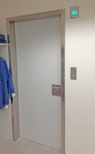 Porte d'écluse à la pharmacie d'hôpital du centre hospitalier universitaire à St. Pölten - avec système d'écluse de contrôle de portes DICTATOR 