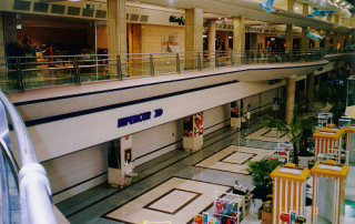 Antriebslösung für 93 m breites Schiebetor in Einkaufszentrum