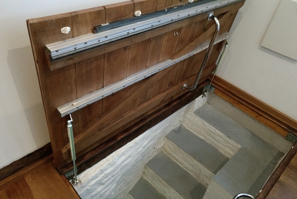 Basement hatch with gas springs