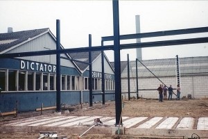DICTATOR Productie 1996 – Bau der neuen Montagehalle