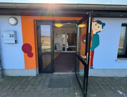 Türöffnungsbegrenzer wacht über Kindergarten-Eingangstür