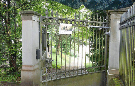 Türschließer DIREKT an Eingangstor zu einem Friedhof